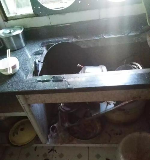 燃气灶外壳破了怎么修复？（一些简单的修复方法可以帮助你恢复燃气灶外壳的完整性）