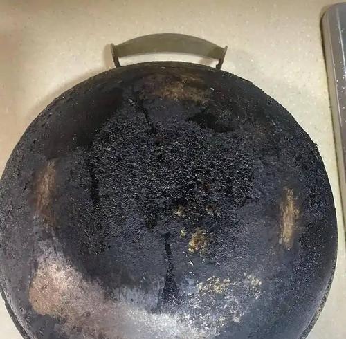 燃气灶锅底黑的处理方法（告别燃气灶锅底黑的秘诀，保持厨房卫生）