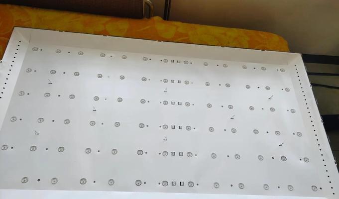 液晶电视开机后屏幕闪一下就黑了，是什么情况？（解析可能的原因和解决方法）