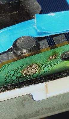 液晶电视开机后屏幕闪一下就黑了，是什么情况？（解析可能的原因和解决方法）