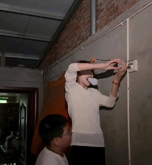 如何快速联系师傅维修灯具？（找到专业师傅，解决你的灯具问题）