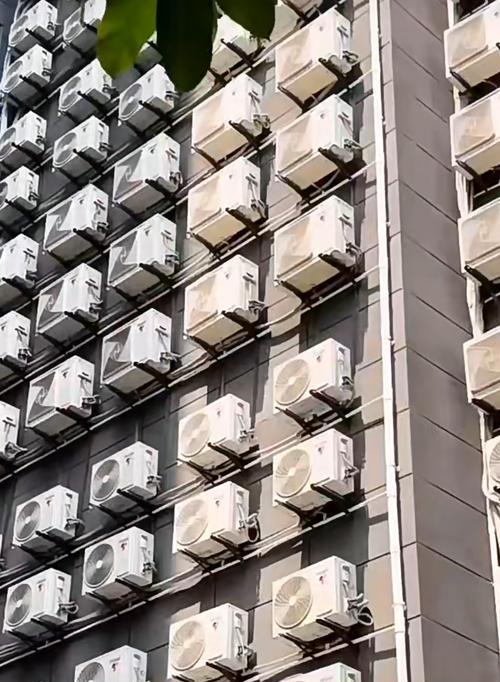 放置空调外机时不固定是否有影响？（稳定性、效能与寿命的考量）