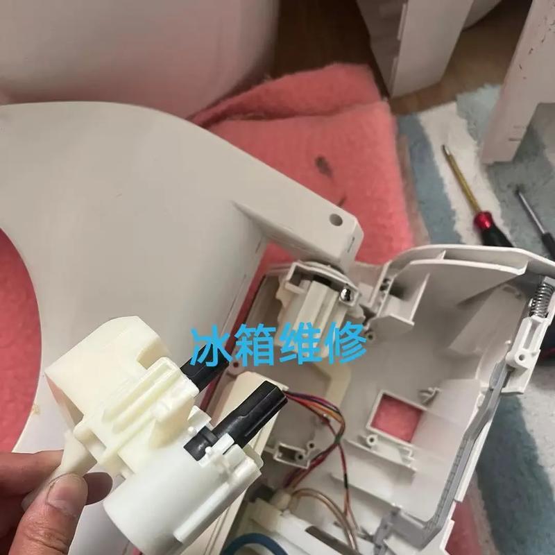 冰柜底部板修复方法（保护冰柜底部板，延长使用寿命）