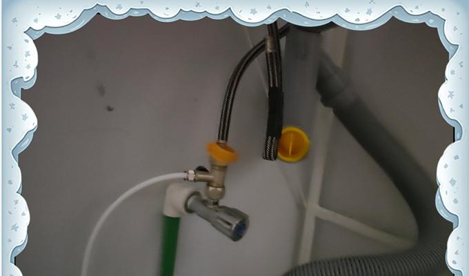 如何修理净水器面板下面的漏水问题（解决净水器面板漏水的实用方法和技巧）