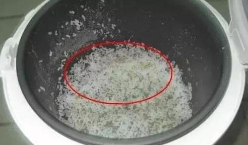 电饭煲煮出的软糯米饭教你解决方法（以电饭煲煮出的软糯米饭如何变得口感更佳）