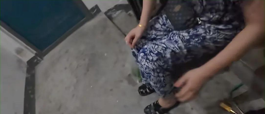 大妈找人开锁后变脸，耍赖又讹人！开锁师傅:要没录像今天就遭了