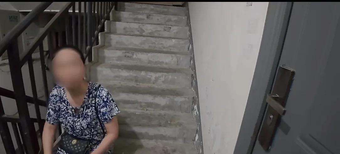 大妈找人开锁后变脸，耍赖又讹人！开锁师傅:要没录像今天就遭了