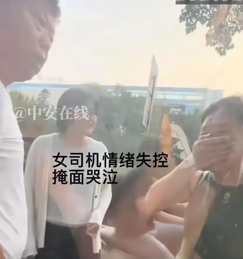 逆停致堵车女司机发长文:一切都不是我有意为之，曾直播解释被封