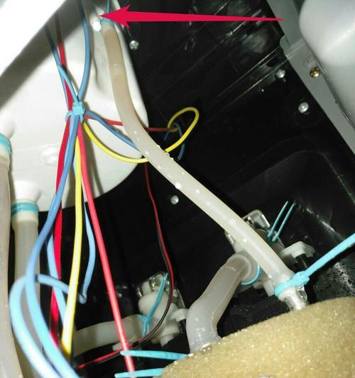 揭秘饮水机开关漏水之谜（探索漏水原因和解决方法）