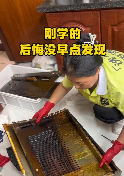 如何清洗油烟机下的油污（简单有效的清洁方法）