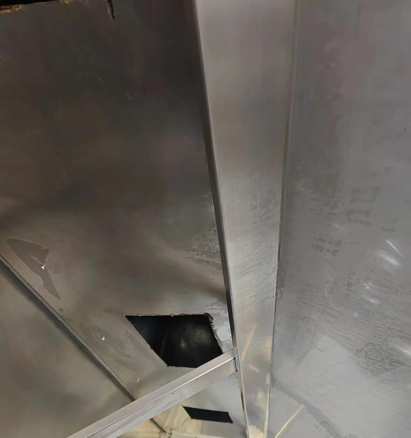 如何彻底清洗抽油烟机内部（简单有效的清洗方法和注意事项）