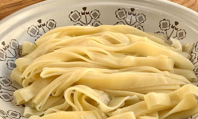 电饭煲做凉皮不成形的解决方法（如何通过简单的步骤让电饭煲制作凉皮更好）