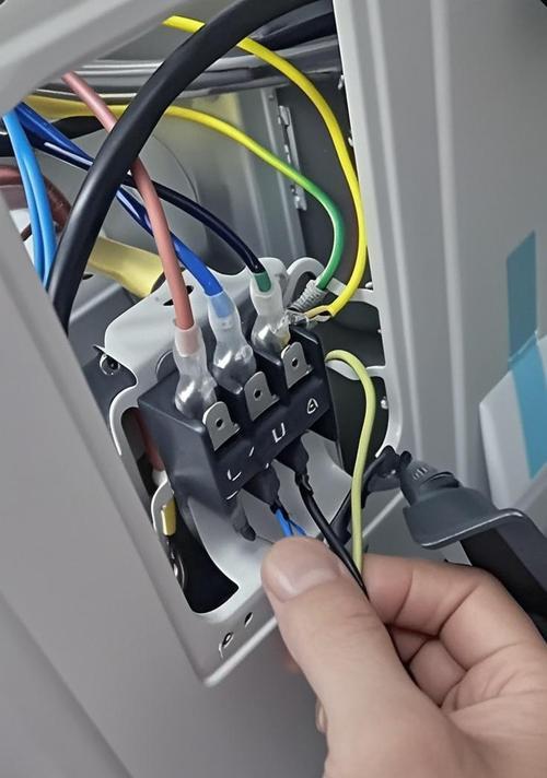 解析美的空调显示E1故障的原因及解决方法（了解E1故障代码的含义和常见原因）