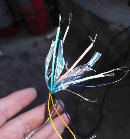 液晶显示器玻璃损坏怎么办（解决方法和维修建议）