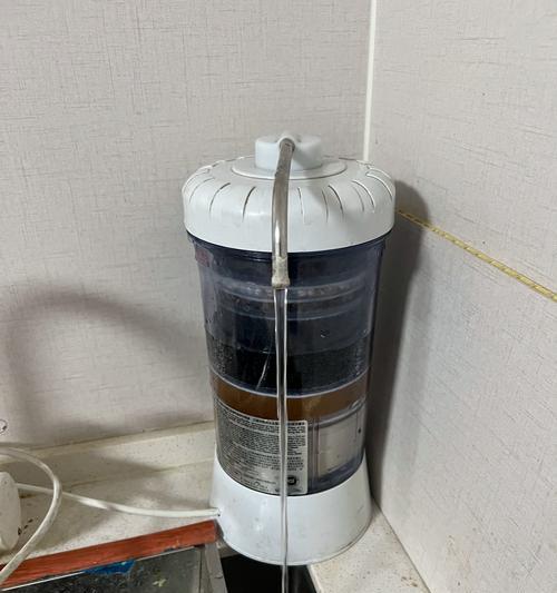如何更换饮水机滤芯的小窍门（解决饮水机滤芯水小问题的简便方法）
