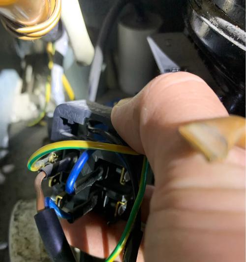 如何修复翻盖式冰柜的故障（解决冰柜翻盖无法正常关闭的问题）