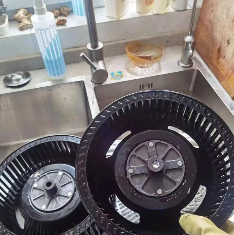 如何拆下抽油烟机进行清洗（简单步骤教你彻底清洗油烟机）