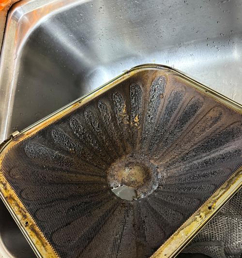 如何清洗制冷油烟机过滤网（简单有效的清洗方法）
