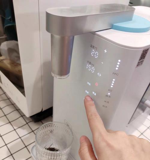 饮水机加热温度变化的原因及解析（深入探究饮水机加热温度波动的因素和解决方法）