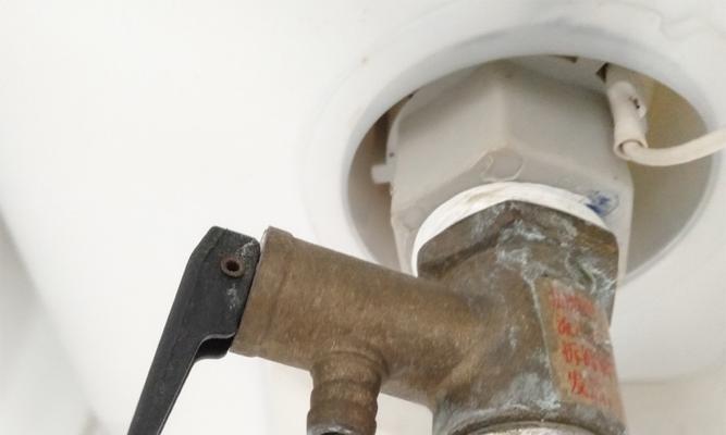 以君临宝邸热水器拆卸方法（轻松学会拆卸君临宝邸热水器）