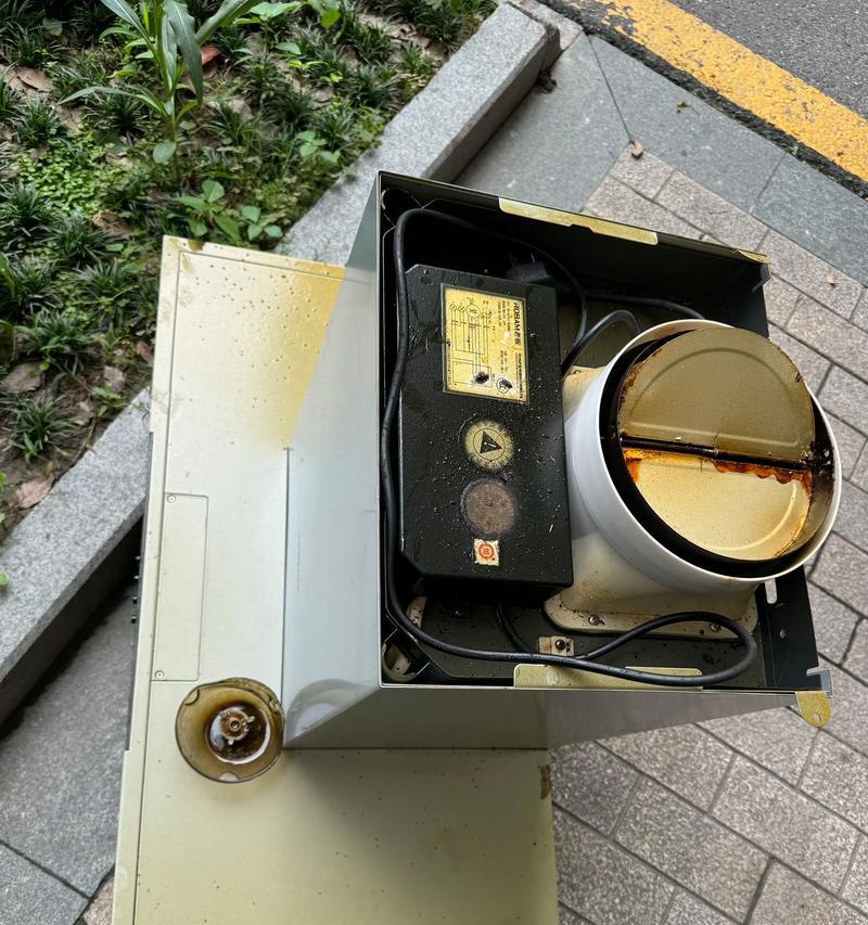 如何正确清洗油烟机并维护其性能稳定（掌握清洗油烟机的技巧）