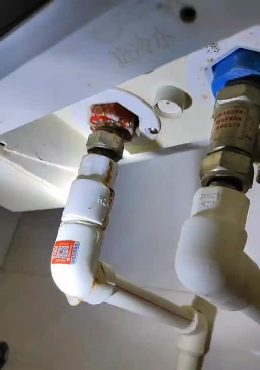 热水器出水口配件更换方法（简明易懂的操作指南）