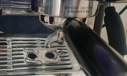 咖啡机漏水问题的修理方法（解决咖啡机加热罐漏水的简易步骤）