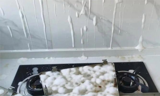 如何高效清洁康宝油烟机上的油垢（轻松清洗油烟机）