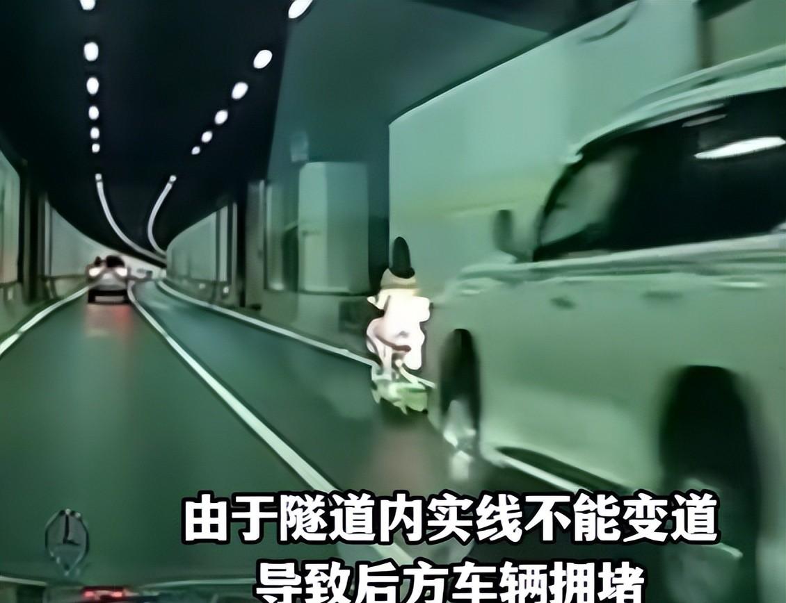 造成隧道拥挤的电动车女已“社死”：交警出手，名声和口碑都没了