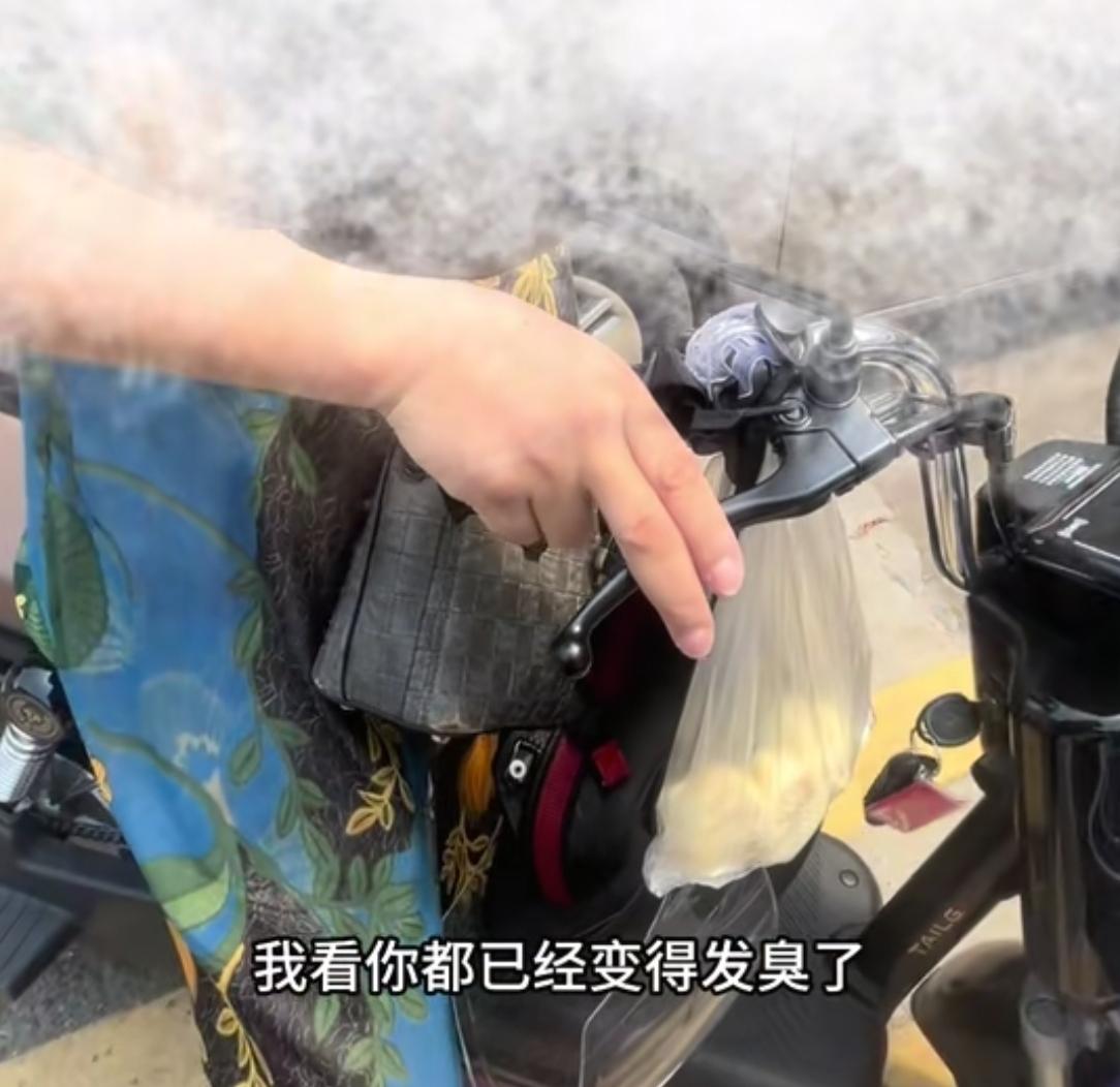 大妈骑车撞车后情绪失控，大骂车主一小时车主拒和解电动车被拖走