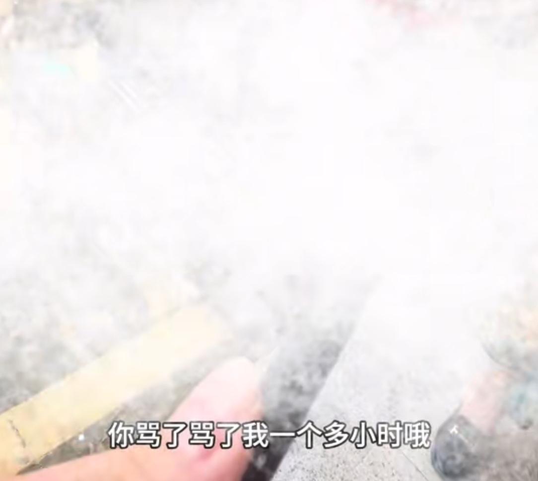 大妈骑车撞车后情绪失控，大骂车主一小时车主拒和解电动车被拖走