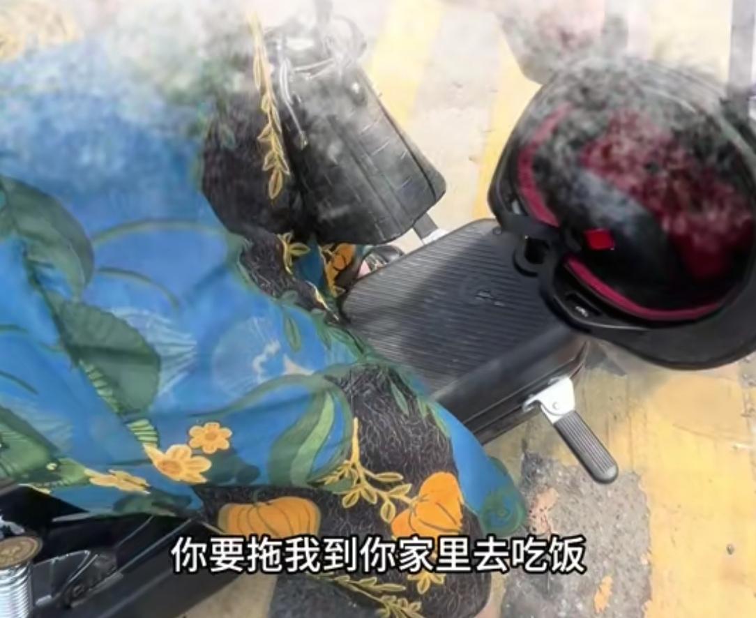 大妈骑车撞车后情绪失控，大骂车主一小时车主拒和解电动车被拖走