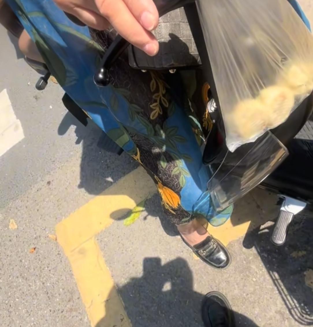 大妈骑车撞车后情绪失控，大骂车主一小时车主拒和解电动车被拖走