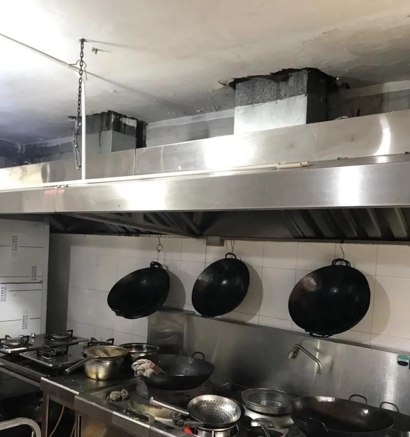 如何彻底清洗饭店油烟机（掌握清洗技巧）