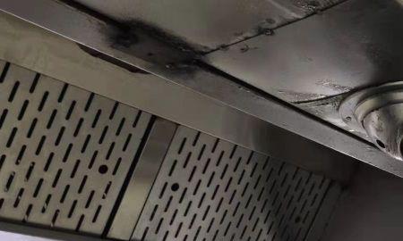 如何彻底清洗饭店油烟机（掌握清洗技巧）