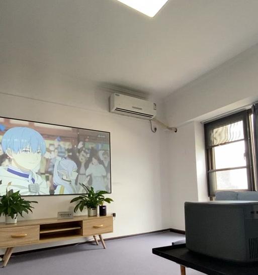 投影仪贴墙上安装方便吗？需要哪些工具和步骤？