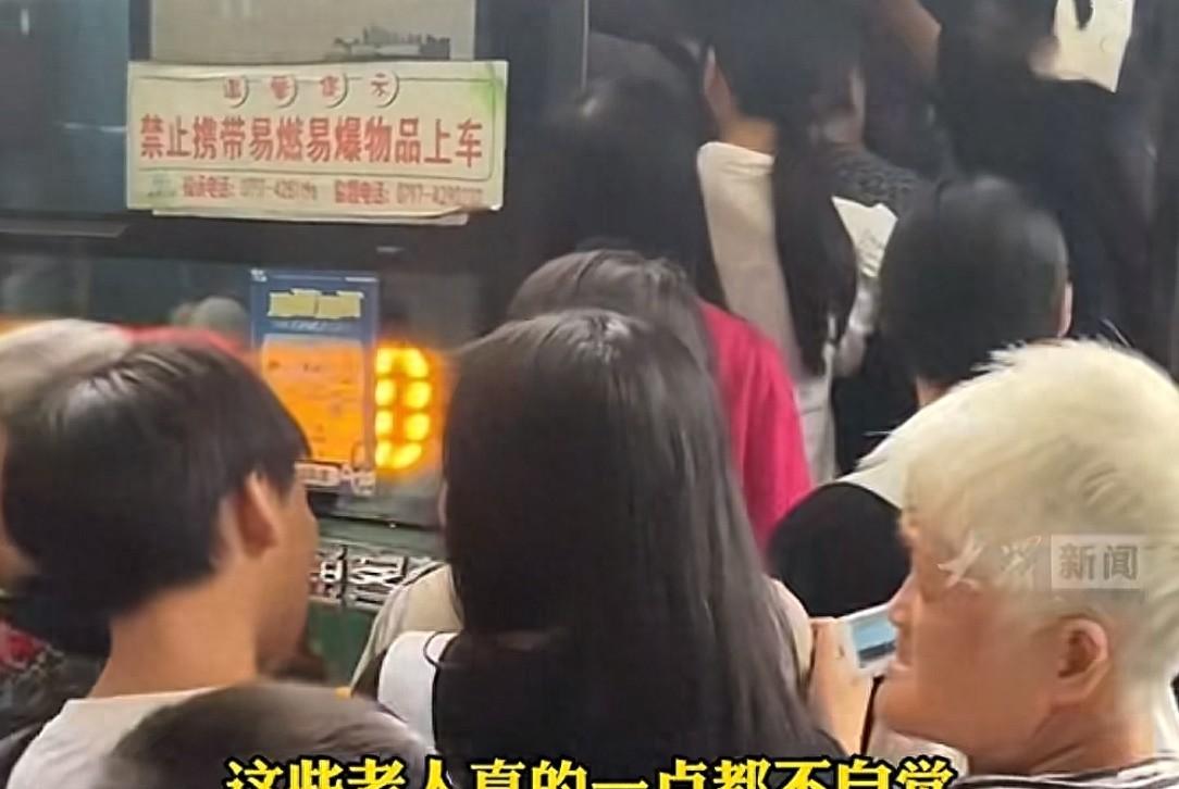 老人为领免费鸡蛋，早高峰和学生抢公交致学生迟到，公交公司回应