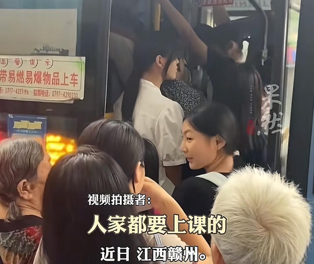 老人为领免费鸡蛋，早高峰和学生抢公交致学生迟到，公交公司回应