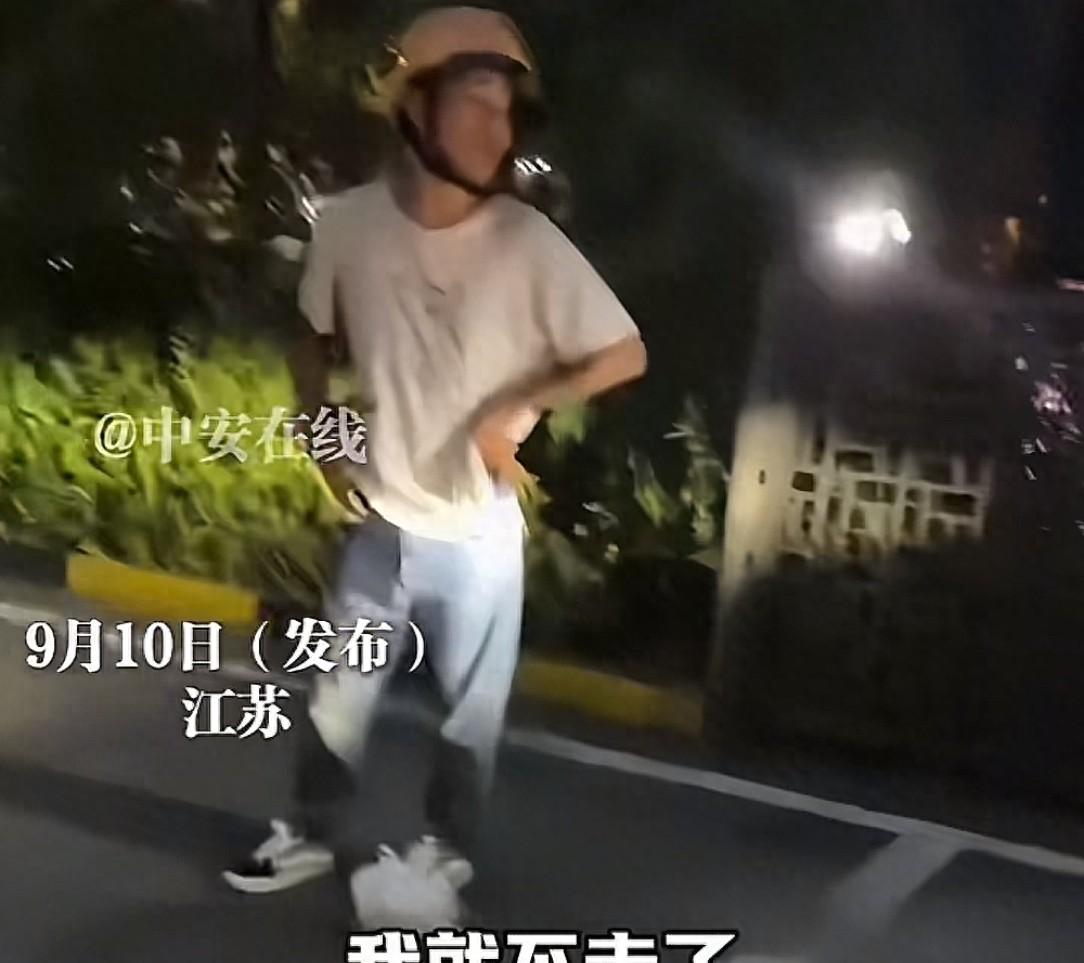 外卖小哥进小区被拦，直接堵门不让业主车出去，女车主好脾气劝阻