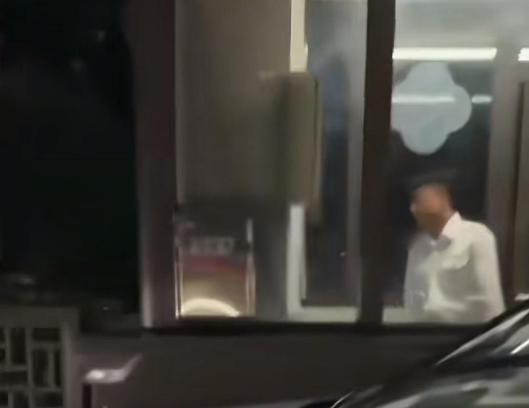 外卖小哥进小区被拦，直接堵门不让业主车出去，女车主好脾气劝阻