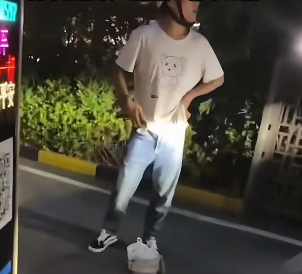 外卖小哥进小区被拦，直接堵门不让业主车出去，女车主好脾气劝阻