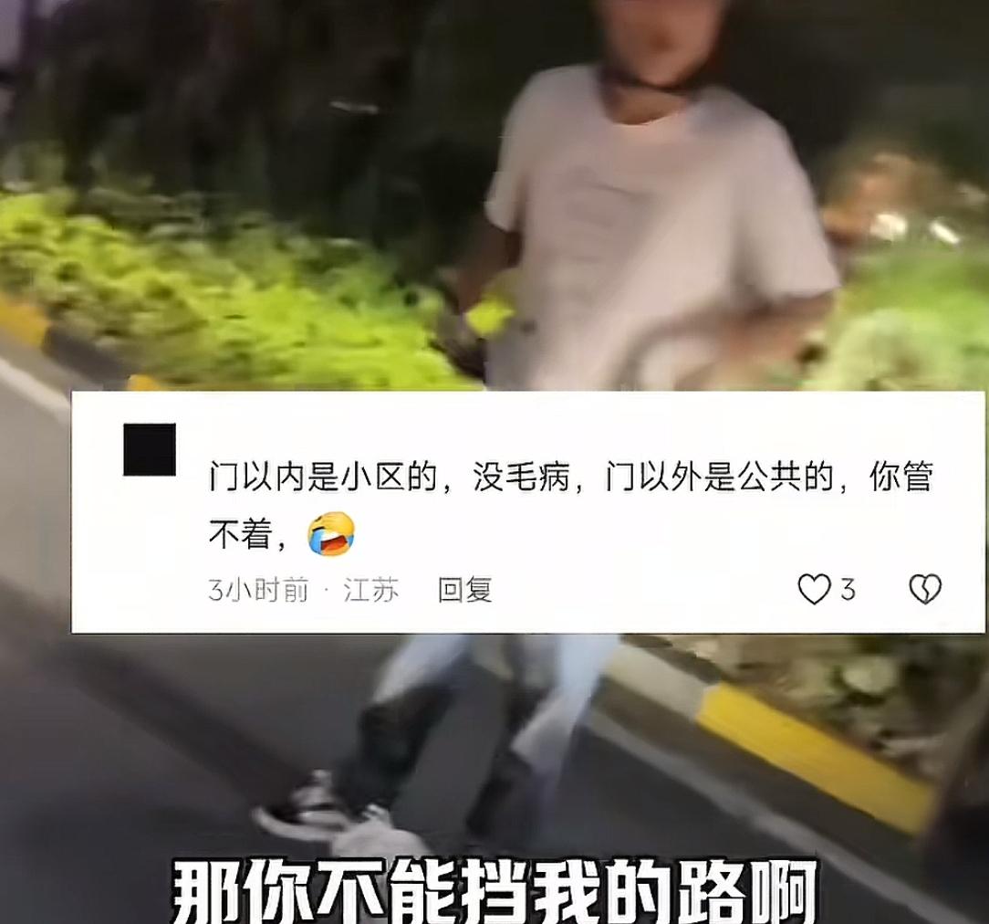 外卖小哥进小区被拦，直接堵门不让业主车出去，女车主好脾气劝阻