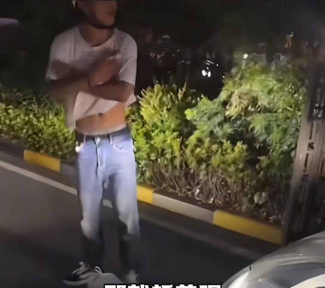 外卖小哥进小区被拦，直接堵门不让业主车出去，女车主好脾气劝阻