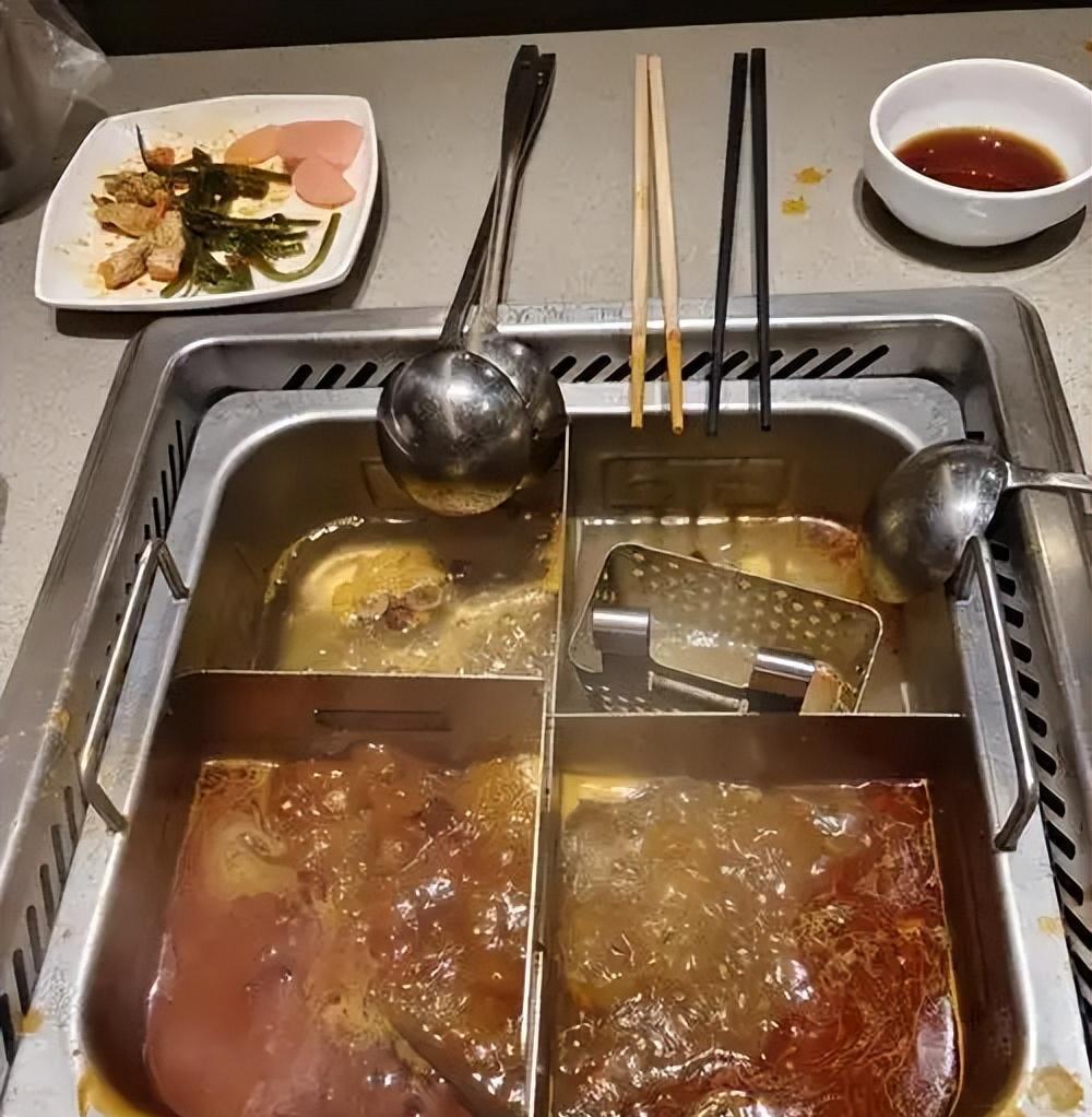 一泡尿220万！17岁熊孩子吃饭撒尿赔哭父母，海底捞损失达千万
