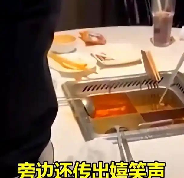 一泡尿220万！17岁熊孩子吃饭撒尿赔哭父母，海底捞损失达千万