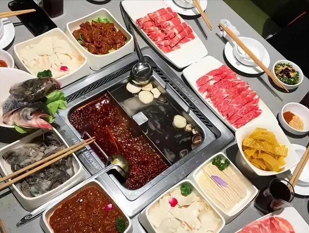 一泡尿220万！17岁熊孩子吃饭撒尿赔哭父母，海底捞损失达千万