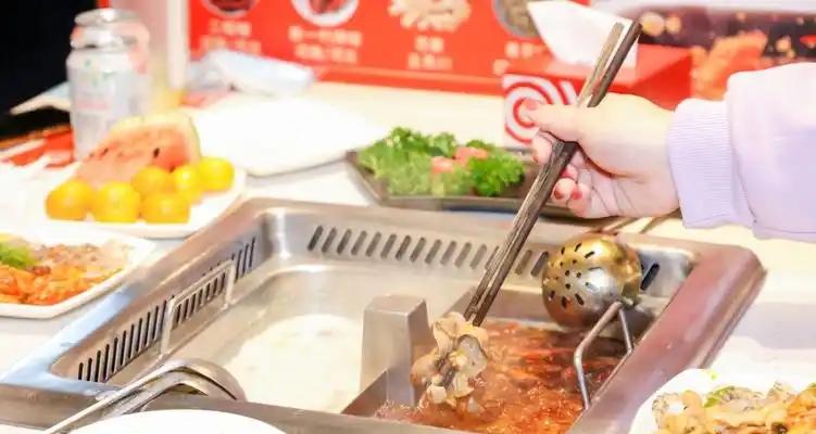 一泡尿220万！17岁熊孩子吃饭撒尿赔哭父母，海底捞损失达千万